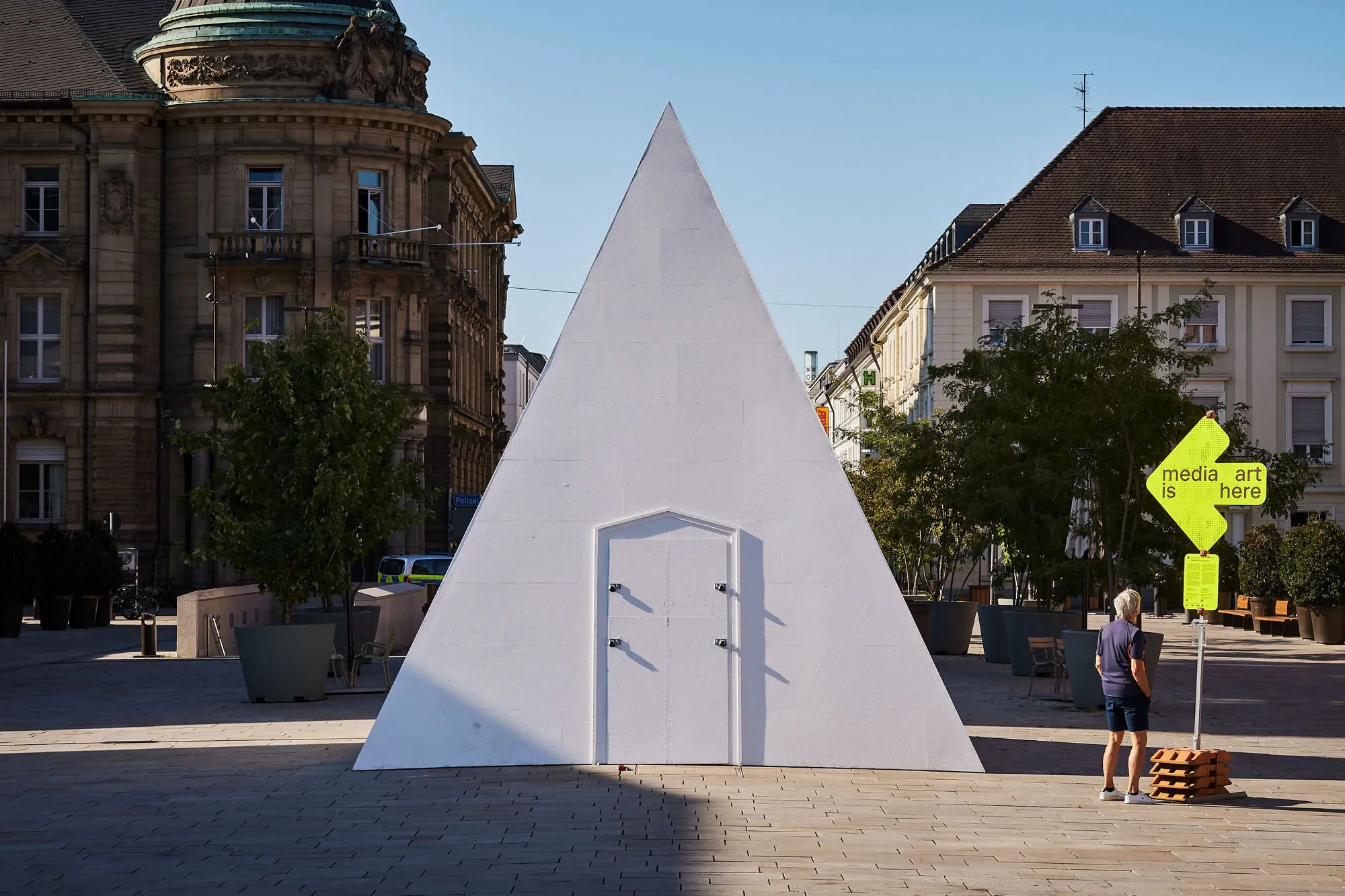 Die Pyramide von morgen mit Eingang · Marktplatz Karlsruhe