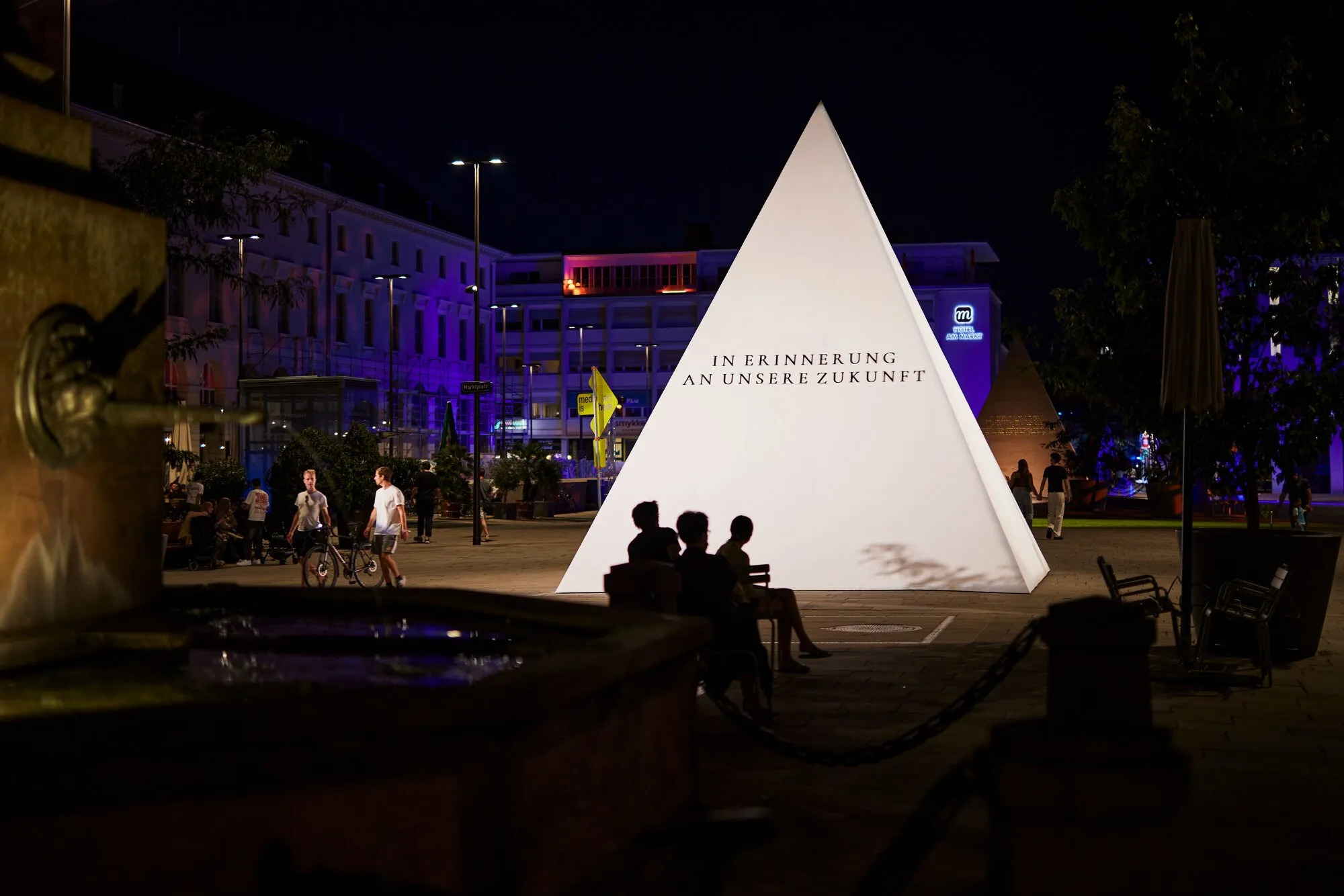 Nachts auf dem Marktplatz · „In Erinnerung an unsere Zukunft“