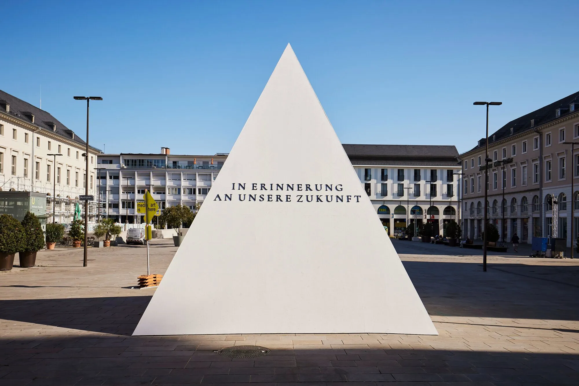 Rückseite mit der Inschrift „In Erinnerung an unsere Zukunft“